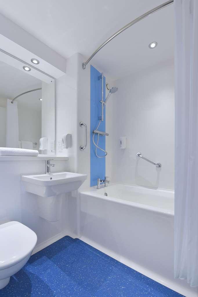 Travelodge Caerphilly Room photo